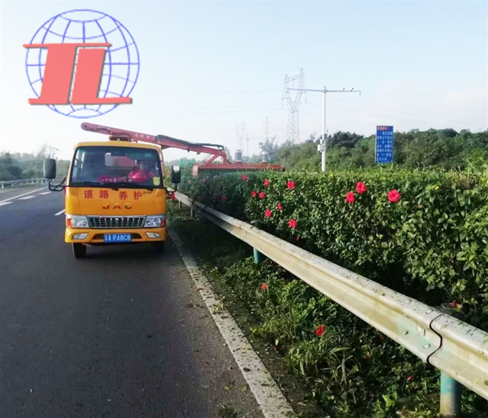 車載式綠籬修剪機